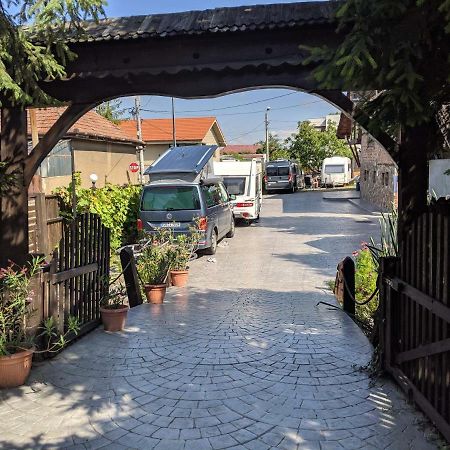 Camping Robinson Country Club Oradea Bagian luar foto