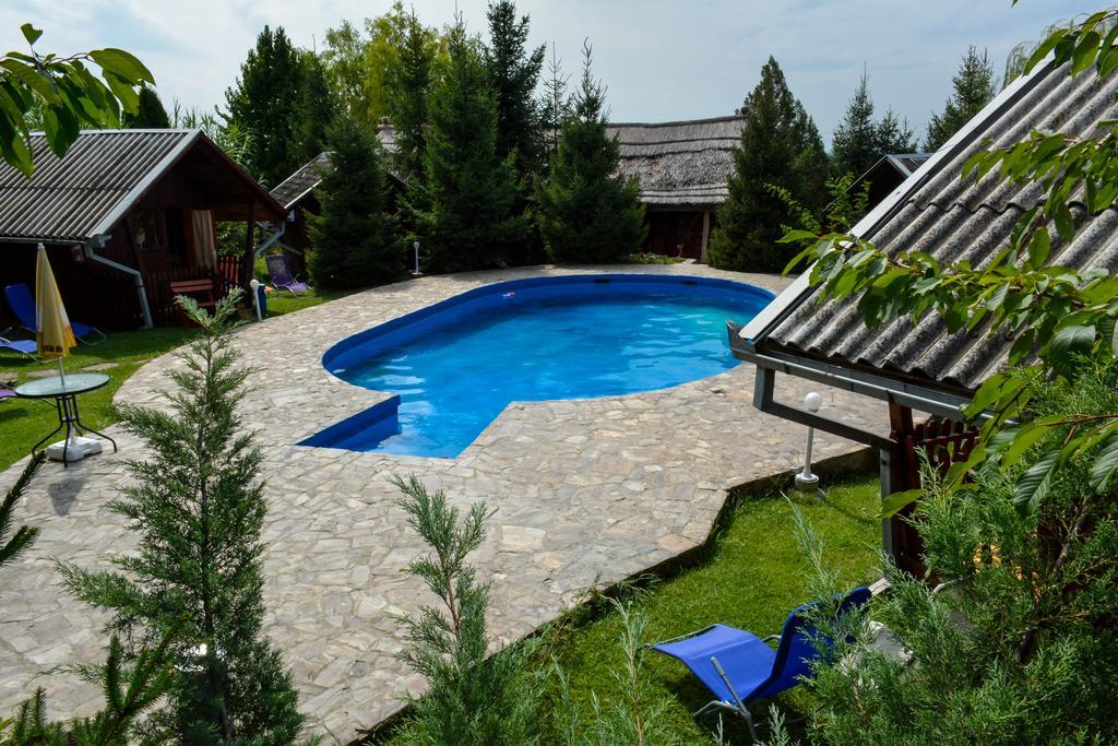 Camping Robinson Country Club Oradea Bagian luar foto