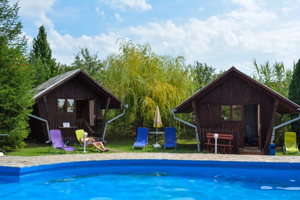Camping Robinson Country Club Oradea Bagian luar foto