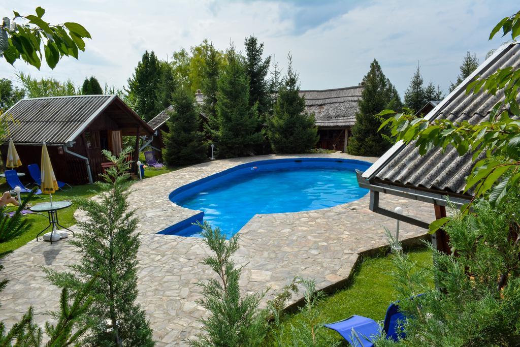 Camping Robinson Country Club Oradea Bagian luar foto