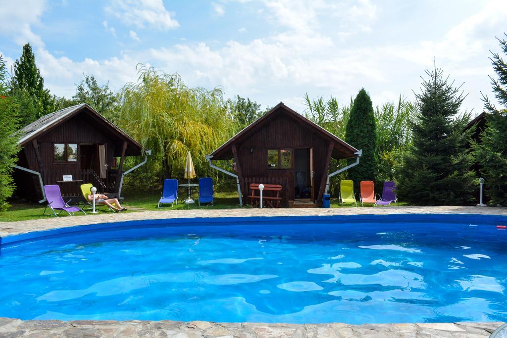 Camping Robinson Country Club Oradea Bagian luar foto