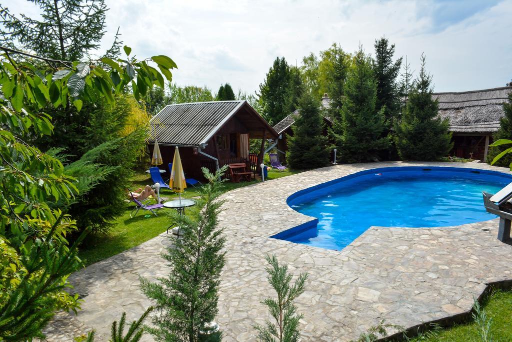 Camping Robinson Country Club Oradea Bagian luar foto